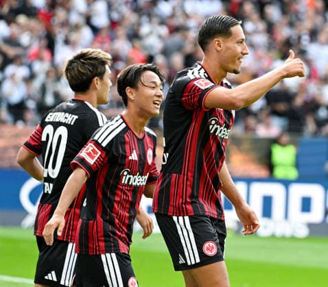 19.09.2026, xpsx, Fussball 1.Bundesliga, Eintracht Frankfurt - SC Freiburg v.l. celebrate the goal, Torjubel zum 1:0 torschütze Younes Ebnoutalib (Eintracht Frankfurt) (DFL DFB REGULATIONS PROHIBIT ANY USE OF PHOTOGRAPHS as IMAGE SEQUENCES and or QUASI-VIDEO) emspor Frankfurt