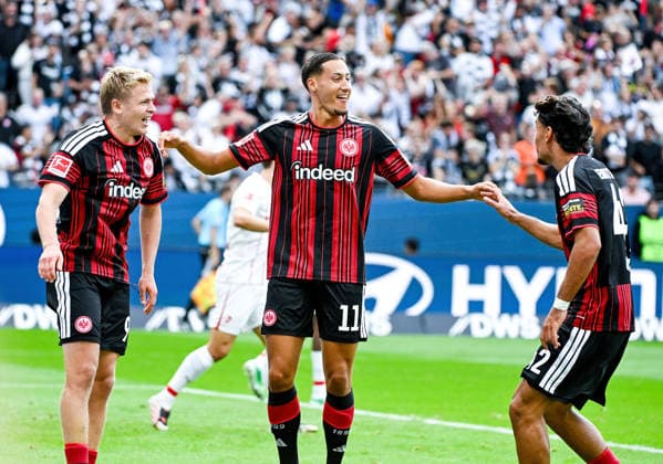 19.09.2026, xpsx, Fussball 1.Bundesliga, Eintracht Frankfurt - SC Freiburg v.l. celebrate the goal, Torjubel zum 1:0 torschütze Younes Ebnoutalib (Eintracht Frankfurt), Jonathan Jonny Burkardt (Eintracht Frankfurt), Can Uzun (Eintracht Frankfurt) (DFL DFB REGULATIONS PROHIBIT ANY USE OF PHOTOGRAPHS as IMAGE SEQUENCES and or QUASI-VIDEO) emspor Frankfurt