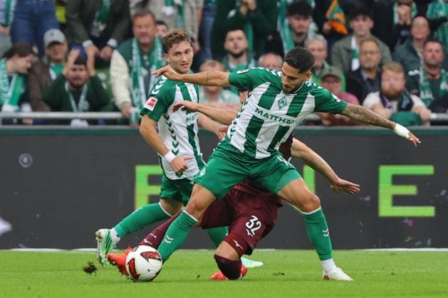 19.09.26, GER, Fussball, 1.FBL Männer, 4. Spieltag, Saison2026 2027, SV Werder Bremen vs. FC Augsburg Ludovit Reis (SV Werder Bremen 15) im Zweikampf gegen Fabian Rieder (FC Augsburg 32) Bremen Weserstadion Bremen Germany Copyright: xnordphotoxGmbHx xTauchnitzx