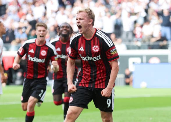 19.09.2026, Fussball Bundesliga, Eintracht Frankfurt - SC Freiburg, v.l., Torjubel zum 2:1 durch Jonathan Burkardt (Eintracht Frankfurt), Goal celebration, celebrate the goal DFL DFB REGULATIONS PROHIBIT ANY USE OF PHOTOGRAPHS AS IMAGE SEQUENCES AND OR QUASI-VIDEO. xdcx Copyright: HMBxMedia Claus