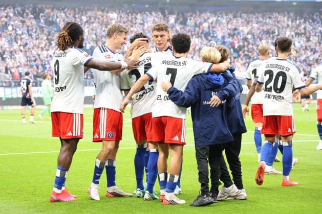 2026.09.19 xfsx Fussball 1. Bundesliga Hamburger Sportverein - 1.FC Koeln v.l. Der HSV feiert das 1:0 durch Nicolas Capaldo (Hamburger SV, 24) (DFL DFB regulations prohibit any use of photographs as image sequences and or quasi-video. Copyright: HMBxMedia FernandoxSoares