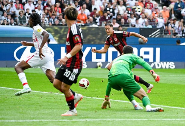 19.09.2026, xpsx, Fussball 1.Bundesliga, Eintracht Frankfurt - SC Freiburg v.l. tor zum 1:0 für frankfurt Jordy Makengo (SC Freiburg), Ritsu Doan (Eintracht Frankfurt), torschütze Younes Ebnoutalib (Eintracht Frankfurt), Mio Backhaus (SC Freiburg) (DFL DFB REGULATIONS PROHIBIT ANY USE OF PHOTOGRAPHS as IMAGE SEQUENCES and or QUASI-VIDEO) emspor Frankfurt