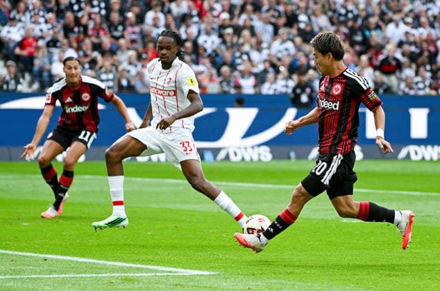 19.09.2026, xpsx, Fussball 1.Bundesliga, Eintracht Frankfurt - SC Freiburg v.l. tor zum 1:0 für frankfurt Jordy Makengo (SC Freiburg), Ritsu Doan (Eintracht Frankfurt), torschütze Younes Ebnoutalib (Eintracht Frankfurt) (DFL DFB REGULATIONS PROHIBIT ANY USE OF PHOTOGRAPHS as IMAGE SEQUENCES and or QUASI-VIDEO) emspor Frankfurt