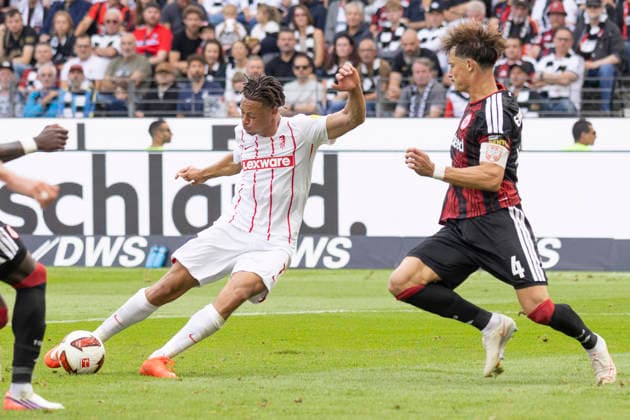 1. Fussball Bundesliga: Eintracht Frankfurt - SC Freiburg, 19.09.2026 Ansgar Knauff (Eintracht Frankfurt 7) schießt aufs Tor und erzielt den Treffer zum 1:1 Ausgleich, und Robin Koch (Eintracht Frankfurt 4), Eintracht Frankfurt - SC Freiburg, Frankfurt, Deutsche Bank Park, 19.9.2026 Copyright: xBEAUTIFULxSPORTS Gawlikx