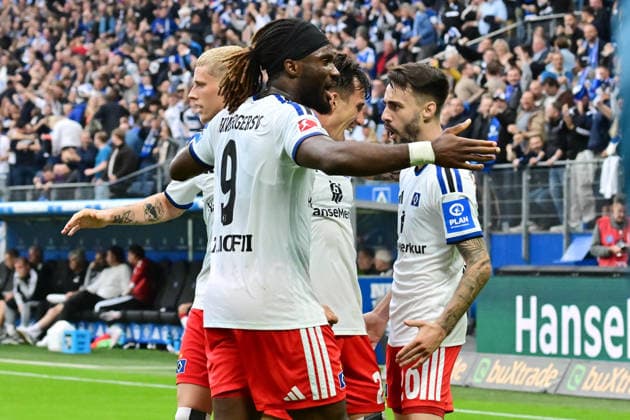 19.09.2026,GER Fußball, Männer, 1.BL, Spieltag 4 , Saison 2026 2027, Hamburg, Hamburger SV vs 1.FC Köln Nicolas Capaldo (HSV 24) schiesst das Tor zum 1-0 fuer Hamburg vorbei an Torwart Marvin Schwäbe (Köln 01) und jubelt mit der Mannschaft DFB DFL regulations prohibit any use of photographs as image sequences and or quasi-video) Hamburg Volksparkstadion Hamburg Deutschland Copyright: xnordphotoxGmbH xWitkex