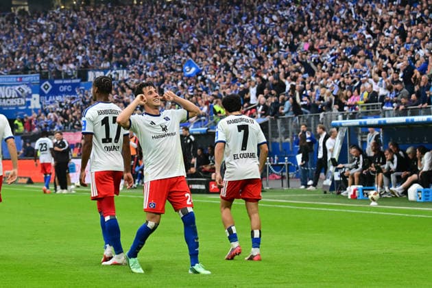 19.09.2026,GER Fußball, Männer, 1.BL, Spieltag 4 , Saison 2026 2027, Hamburg, Hamburger SV vs 1.FC Köln Nicolas Capaldo (HSV 24) schiesst das Tor zum 1-0 fuer Hamburg vorbei an Torwart Marvin Schwäbe (Köln 01) und er jubelt zu den Fans DFB DFL regulations prohibit any use of photographs as image sequences and or quasi-video) Hamburg Volksparkstadion Hamburg Deutschland Copyright: xnordphotoxGmbH xWitkex