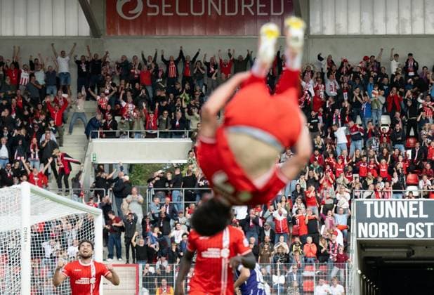 FUSSBALL REGIONALLIGA NORDOST - SAISON 2026-2027 - 10. SPIELTAG FC ROT WEISS ERFURT - FC ERZGEBIRGE AUE ** NUR FÜR REDAKTIONELLE ZWECKE ** EDITORIAL USE ONLY **<p>19 09 2026-Erfurt: Fussball Regionalliga Nordost 10. Spieltag Saison 2026-2027 Steigerwaldstadion FC Rot Weiss Erfurt - FC Erzgebirge Aue im Foto: Jubel der RWE-Fans nach dem 2:1 von Dustin Forkel 17 (FC Rot-Weiß Erfurt) ( Deutschland Thueringen Erfurt Copyright: SaschaxFromm