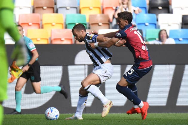 September 19, 2026, Udine: Udinese s Jesper Karlstrom in action against Cagliari s Juan Rodriguez during the italian soccer Serie A match between Udinese Calcio vs Cagliari Calcio on 19 September 2026 at the Bluenergy stadium in Udine, Italy. ANSA . Soccer: Serie A; Udinese Vs Cagliari  - ZUMAa110 20260919_zaf_a110_009 Copyright: xEttorexGriffonix