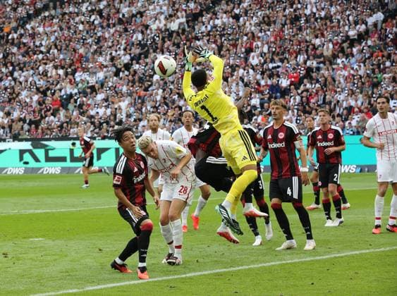 19.09.2026 xmgoodx Frankfurt am Main, Deutsche Bank Park Bundesliga Saison 2026 2027 Eintracht Frankfurt - SC Freiburg Torwart Noah Atubolu (1, Eintracht Frankfurt) verlliert den Ball DFL DFB REGULATIONS PROHIBIT ANY USE OF PHOTOGRAPHS AS IMAGE SEQUENCES AND OR QUASI-VIDEO.