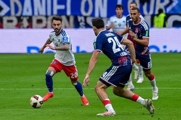 Vieira Fabio ( HSV ) 24 Luka Lochoshvili ( Köln ) Deutschland , Hamburg , Volksparkstadion , Fussball , 1 . Bundesliga , Hamburger SV - 1 FC Köln