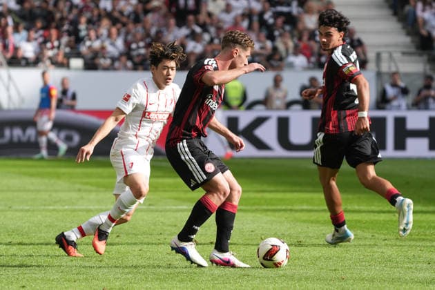 Elias Baum (Eintracht Frankfurt) gegen Yuito Suzuki (SC Freiburg, 14) - 19.09.2026 Bundesliga, Saison 26 27: Eintracht Frankfurt vs. SC Freiburg, Deutsche Bank Park, 4. Spieltag