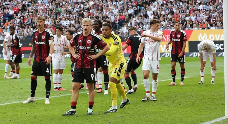 19.09.2026 xmgoodx Frankfurt am Main, Deutsche Bank Park Bundesliga Saison 2026 2027 Eintracht Frankfurt - SC Freiburg Torwart Noah Atubolu (1, Eintracht Frankfurt) schiebt sich Jonathan Burkhardt (9, Eintracht Frankfurt) zurecht DFL DFB REGULATIONS PROHIBIT ANY USE OF PHOTOGRAPHS AS IMAGE SEQUENCES AND OR QUASI-VIDEO.