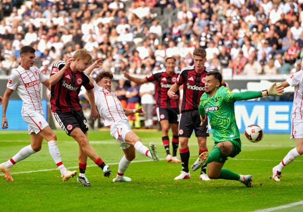 Jonathan Burkardt (Eintracht Frankfurt, 9) schiesst den Ball an Mio Backhaus (SC Freiburg, 1) vorbei ins Tor. GER, Eintracht Frankfurt vs SC Freiburg, 1. Bundesliga, 4. Spieltag, Saison 2026-27, Deutsche Bank Park, Frankfurt, 19.09.2026 DFL REGULATIONS PROHIBIT ANY USE OF PHOTOGRAPHS AS IMAGE SEQUENCES AND OR QUASI-VIDEO Eintracht Frankfurt vs SC Freiburg, 1. Bundesliga, 4. Spieltag, Saison 2026-27, 19.09.2026 Frankfurt am Main Copyright: xEibner-Pressefoto ScottxColemanx EP_SCN