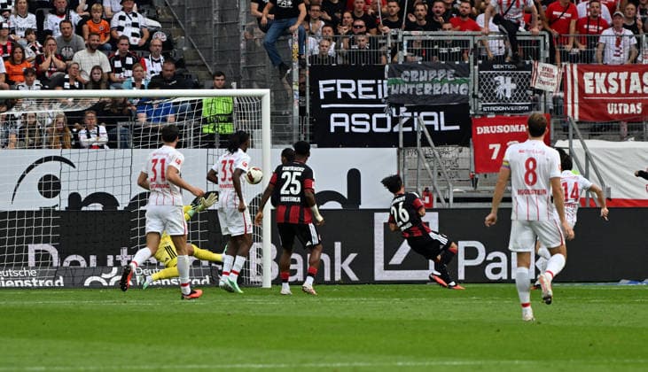 19.09.2026, xjhx, Fussball 1.Bundesliga, Eintracht Frankfurt - SC Freiburg v.l. Yuito Suzuki (SC Freiburg) Goal scored, erzielt das Tor zum 2:2 (DFL DFB REGULATIONS PROHIBIT ANY USE OF PHOTOGRAPHS as IMAGE SEQUENCES and or QUASI-VIDEO) Frankfurt am Main