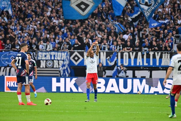 19.09.2026,GER Fußball, Männer, 1.BL, Spieltag 4 , Saison 2026 2027, Hamburg, Hamburger SV vs 1.FC Köln Yussuf Poulsen (HSV 15) schiesst das Tor zum 2-0 fuer Hamburg und jubelt zu den Fans DFB DFL regulations prohibit any use of photographs as image sequences and or quasi-video) Hamburg Volksparkstadion Hamburg Deutschland Copyright: xnordphotoxGmbH xWitkex
