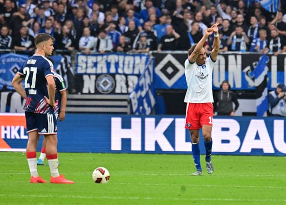19.09.2026,GER Fußball, Männer, 1.BL, Spieltag 4 , Saison 2026 2027, Hamburg, Hamburger SV vs 1.FC Köln Yussuf Poulsen (HSV 15) schiesst das Tor zum 2-0 fuer Hamburg und jubelt zu den Fans DFB DFL regulations prohibit any use of photographs as image sequences and or quasi-video) Hamburg Volksparkstadion Hamburg Deutschland Copyright: xnordphotoxGmbH xWitkex