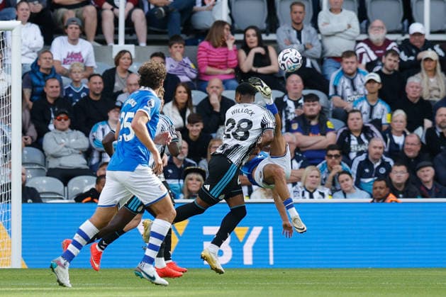 Newcastle United v Hull City, Premier League Joe Willock of Newcastle United blocks a overhead kick during the Newcastle United v Hull City Premier League match at St. James Park, Newcastle Upon Tyne, England on 19 September 2026 Credit: Craig Cowan Every Second Media Editorial use only. All images are copyright Every Second Media Limited. No images may be reproduced without prior permission. All rights reserved. Premier League and Football League images are subject to licensing agreements with Football DataCo Limited. see https: www.football-dataco.com Copyright: xIMAGO EveryxSecondxMediax ESM-2174-0073 CraigxCowanx xEveryxSecondxMediax