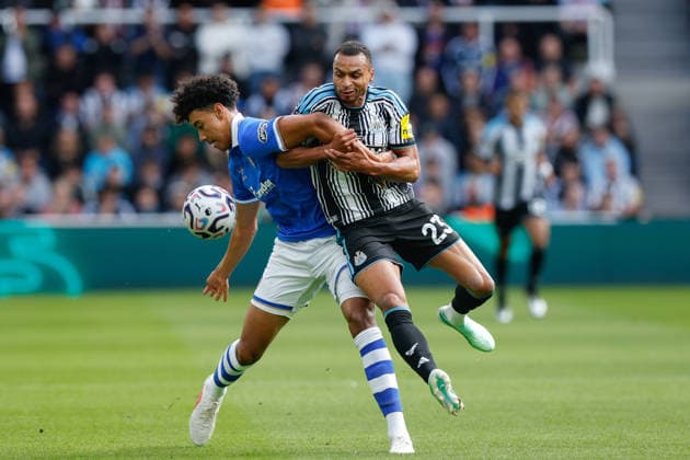 Newcastle United v Hull City, Premier League Jacob Murphy of Newcastle United battles with Lucas Herrington of Hull City during the Newcastle United v Hull City Premier League match at St. James Park, Newcastle Upon Tyne, England on 19 September 2026 Credit: Craig Cowan Every Second Media Editorial use only. All images are copyright Every Second Media Limited. No images may be reproduced without prior permission. All rights reserved. Premier League and Football League images are subject to licensing agreements with Football DataCo Limited. see https: www.football-dataco.com Copyright: xIMAGO EveryxSecondxMediax ESM-2174-0078 CraigxCowanx xEveryxSecondxMediax