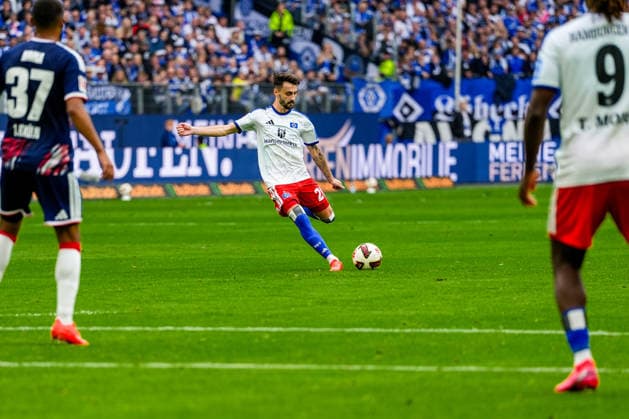 Deutschland: Fußball Bundesliga 2026 27, 4. Spieltag Hamburger SV (HSV) vs 1. FC Koeln Volkspark Stadion (Hamburg): Fabio Vieira (Hamburger SV, 20), Freistoss Copyright: xStefanxTrochax