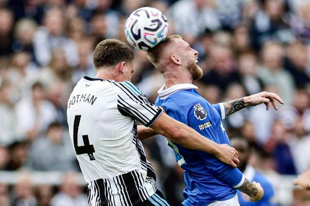 Newcastle United v Hull City Premier League Sven Botman of Newcastle United and Oliver McBurnie of Hull City during the Premier League match at St. James s Park, Newcastle 19 09 2026 UK Newspapers OUT Copyright: xJamiexJohnstonx FIL-23961-0106