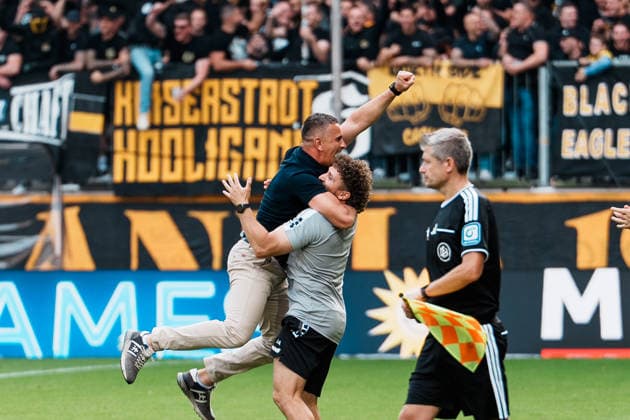 Deutschland: Fussball 3. Liga 2026 - 2027, 7. Spieltag - Alemannia Aachen vs Fortuna Düsseldorf - Tivoli (Aachen): Mersad Selimbegovic (Trainer Alemannia Aachen) Sieg, Jubeln, Feiern, Fans, Gewinn, Emotionen nach Abpfiff, Faust hoch, Umarmung Copyright: xThiemoxRudolphx