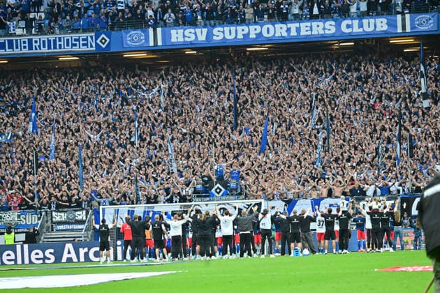 19.09.2026,GER Fußball, Männer, 1.BL, Spieltag 4 , Saison 2026 2027, Hamburg, Hamburger SV vs 1.FC Köln die Mannschaft des HSV jubelt mit den Fans über den Sieg DFB DFL regulations prohibit any use of photographs as image sequences and or quasi-video) Hamburg Volksparkstadion Hamburg Deutschland Copyright: xnordphotoxGmbH xWitkex