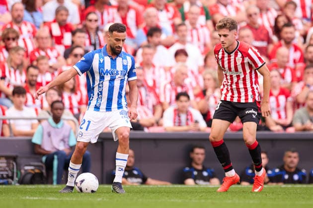 September 19, 2026, Bilbao, Vizcaya, SPAIN: Abde Rebbach of Deportivo Alaves competes for the ball with Robert Navarro of Athletic Club during the LaLiga EA Sports match between Athletic Club and Deportivo Alaves at San Mames on September 19, 2026, in Bilbao, Spain. Bilbao SPAIN - ZUMAa181 20260919_zaa_a181_150 Copyright: xRicardoxLarreinax