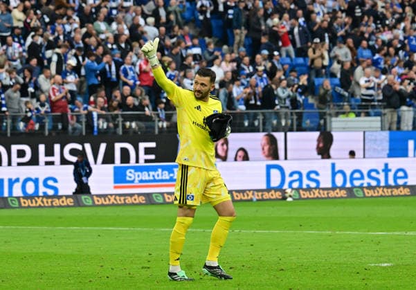 19.09.2026,GER Fußball, Männer, 1.BL, Spieltag 4 , Saison 2026 2027, Hamburg, Hamburger SV vs 1.FC Köln Torwart Daniel Heuer Fernandes (HSV 01) jubelt über den Sieg DFB DFL regulations prohibit any use of photographs as image sequences and or quasi-video) Hamburg Volksparkstadion Hamburg Deutschland Copyright: xnordphotoxGmbH xWitkex