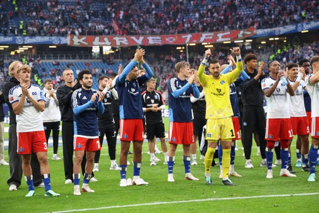 2026.09.19 xfsx Fussball 1. Bundesliga Hamburger Sportverein - 1.FC Koeln v.l. Die Mannschaft vom Hamburger SV feiert mit den Fans den <sieg gegen den 1. FC Koeln (DFL DFB regulations prohibit any use of photographs as image sequences and or quasi-video. Copyright: HMBxMedia FernandoxSoares
