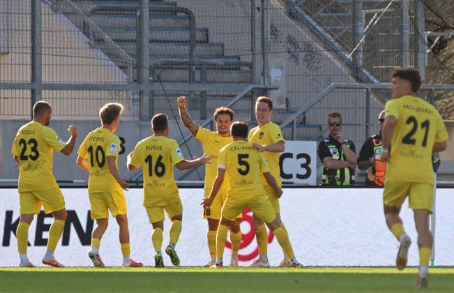 19.09.2026, Fussball, Herren, 3. Liga, Saison 2026 2027, 1. FC Saarbrücken - SG Sonnenhof Großaspach, Torjubel der SG Sonnenhof Großaspach nach dem Tor zum 0:1 durch Niklas Pollex (SG Sonnenhof Großaspach) Saarbrücken Ludwigsparkstadion Saarland Deutschland Copyright: xFabianxKleerx