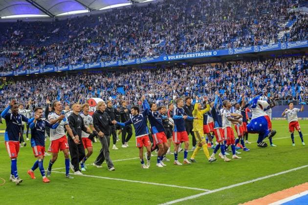 Schlussjubel der Mannschaft ( HSV ) vor der Nordkurve Deutschland , Hamburg , Volksparkstadion , Fussball , 1 . Bundesliga , Hamburger SV - 1 FC Köln