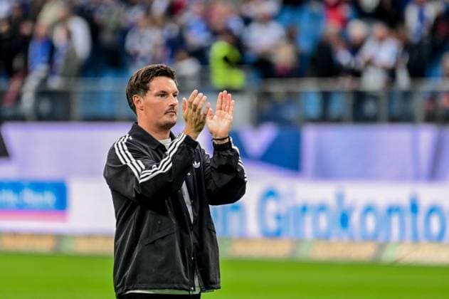 Sport Bilder des Tages Schlussjubel Trainer Merlin Polzin ( HSV ) vor der Nordkurve Deutschland , Hamburg , Volksparkstadion , Fussball , 1 . Bundesliga , Hamburger SV - 1 FC Köln