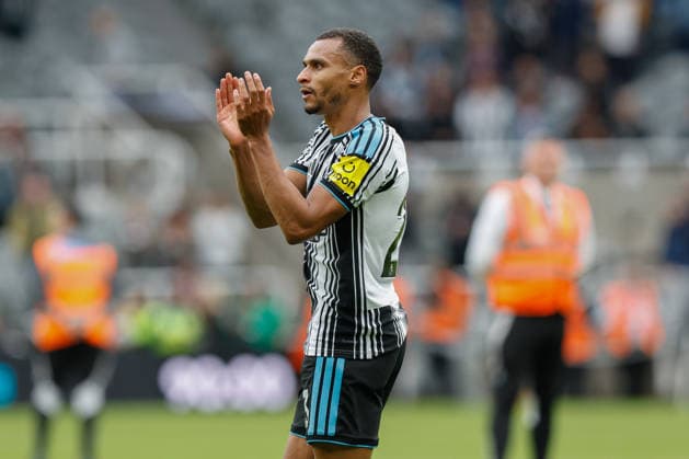 Newcastle United v Hull City, Premier League Jacob Murphy of Newcastle United shows his appreciation at full time 2-1 during the Newcastle United v Hull City Premier League match at St. James Park, Newcastle Upon Tyne, England on 19 September 2026 Credit: Craig Cowan Every Second Media Editorial use only. All images are copyright Every Second Media Limited. No images may be reproduced without prior permission. All rights reserved. Premier League and Football League images are subject to licensing agreements with Football DataCo Limited. see https: www.football-dataco.com Copyright: xIMAGO EveryxSecondxMediax ESM-2174-0097 CraigxCowanx xEveryxSecondxMediax