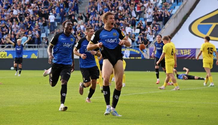 19.09.2026, Fussball, Herren, 3. Liga, Saison 2026 2027, 1. FC Saarbrücken - SG Sonnenhof Großaspach, Siemen Voet (1. FC Saarbruecken) bejubelt sein Siegtor zum 2:1 Saarbrücken Ludwigsparkstadion Saarland Deutschland Copyright: xFabianxKleerx