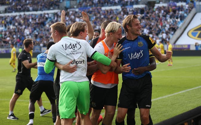 19.09.2026, Fussball, Herren, 3. Liga, Saison 2026 2027, 1. FC Saarbrücken - SG Sonnenhof Großaspach, Torjubel des 1. FC Saarbrücken nach dem Siegtor von Siemen Voet (1. FC Saarbruecken) Saarbrücken Ludwigsparkstadion Saarland Deutschland Copyright: xFabianxKleerx