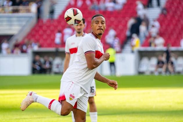 19.09.2026: Fußball: VfB Stuttgart - Borussia Dortmund, 4. Spieltag der 1. Bundesliga in der MHP Arena Schiedsrichter Tobias Stieler beim Aufwärmen in der MHP Arena WICHTIGER HINWEIS: Gemäß den Vorgaben der DFL und des DFB ist es untersagt, in dem Stadion und oder vom Spiel angefertigte Fotoaufnahmen in Form von Sequenzbildern und oder videoähnlichen Fotostrecken zu verwerten bzw. verwerten zu lassen. Copyright: xJamesxZabelx