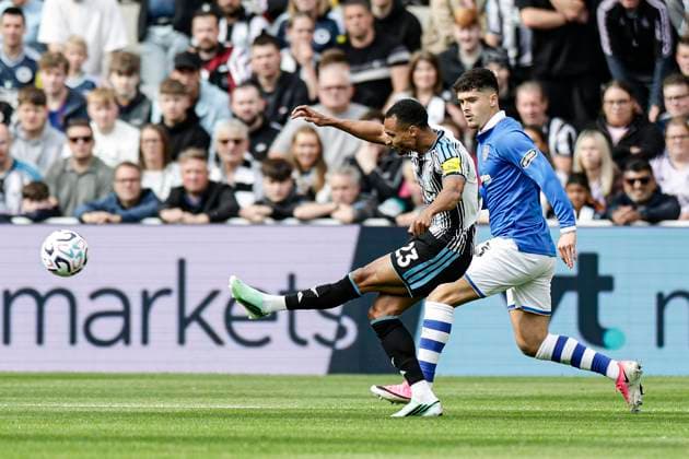 Newcastle United v Hull City Premier League Jacob Murphy of Newcastle United shoots as Ryan Giles of Hull City defends during the Premier League match at St. James s Park, Newcastle 19 09 2026 UK Newspapers OUT Copyright: xJamiexJohnstonx FIL-23961-0160