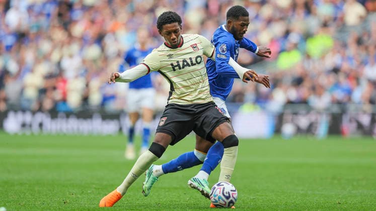 Everton v Ipswich Town, Premier League Everton defender Nathan Patterson (2) andd Ipswich Town midfielder Jaden Philogene-Bidace (11) battle for possession during the Premier League match between Everton and Ipswich Town at Hill Dickinson Stadium, Liverpool, UK on 19 September 2026. Liverpool Hill Dickinson Stadium Merseyside UK Editorial use only DataCo restrictions apply See www.football-dataco.com , Copyright: xCraigxGallowayx PSI-24908-0031