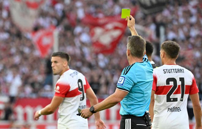 nach Zweikampf, Aktion Foul Ermedin Demirovic VfB Stuttgart (09) gegen Waldemar Anton Borussia Dortmund BVB (03) zeigt Schiedsrichter Referee Tobias Stieler gelbe Karte gelb Verwarnung fuer Ermedin Demirovic VfB Stuttgart (09) VfB Stuttgart vs Borussia Dortmund BVB 19.09.2026 DFL REGULATIONS PROHIBIT ANY USE OF PHOTOGRAPHS AS IMAGE SEQUENCES AND OR QUASI-VIDEO VfB Stuttgart vs Borussia Dortmund BVB