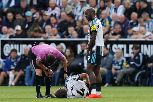 Newcastle United v Hull City, Premier League Sven Botman of Newcastle United goes down injured during the Newcastle United v Hull City Premier League match at St. James Park, Newcastle Upon Tyne, England on 19 September 2026 Credit: Craig Cowan Every Second Media Editorial use only. All images are copyright Every Second Media Limited. No images may be reproduced without prior permission. All rights reserved. Premier League and Football League images are subject to licensing agreements with Football DataCo Limited. see https: www.football-dataco.com Copyright: xIMAGO EveryxSecondxMediax ESM-2174-0112 CraigxCowanx xEveryxSecondxMediax