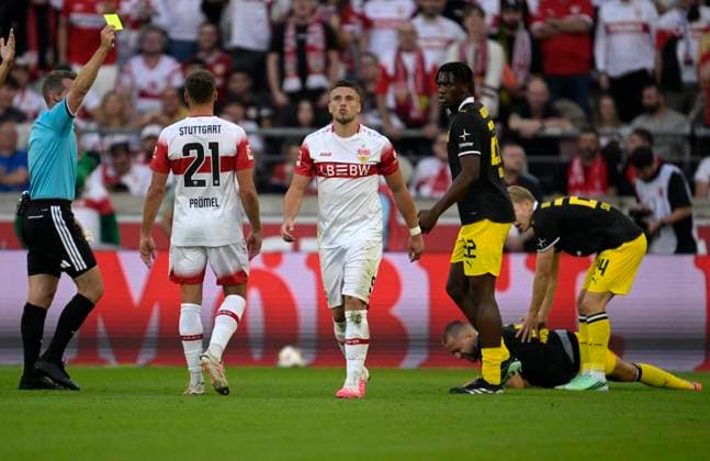 19.09.2026, Fussball 1. Bundesliga 2026 2027, 4.Spieltag, VfB Stuttgart - Borussia Dortmund, in der MHP-Arena Stuttgart, Ermedin Demirovic (Stuttgart) sieht die gelbe Karte von Schiedsrichter Tobias Stieler (Deutschland).