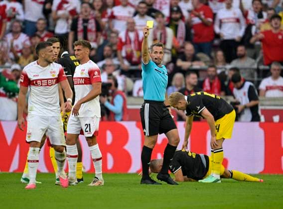 19.09.2026, Fussball 1. Bundesliga 2026 2027, 4.Spieltag, VfB Stuttgart - Borussia Dortmund, in der MHP-Arena Stuttgart, Ermedin Demirovic (Stuttgart) sieht die gelbe Karte von Schiedsrichter Tobias Stieler (Deutschland).