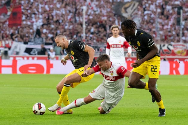 19.09.2026, GER, Fussball, Herren, 1. Bundesliga, Saison 2026 2027, 4. Spieltag, VfB Stuttgart vs. Borussia Dortmund v. li. im Zweikampf Waldemar Anton ( Borussia Dortmund, 03 ), Ermedin Demirovic ( VfB Stuttgart, 09 ), re. Joane Gadou ( Borussia Dortmund, 22 ). DFB DFL regulations prohibit any use of photographs as image sequences and or quasi-video. Stuttgart MHP Arena Baden-Württemberg Deutschland Copyright: xNordphoto WolfgangxFrankx