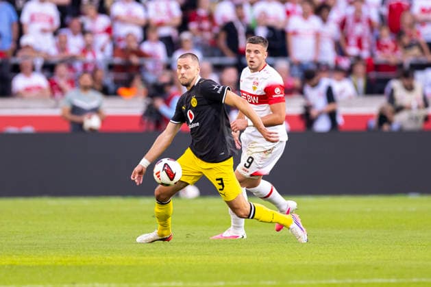 19.09.2026, Fussball, 4. Spieltag der 1. Fussball Bundesliga, VfB Stuttgart - Borussia Dortmund. v. l. Waldemar Anton (Borussia Dortmund), Ermedin Demirovic (VfB Stuttgart). Stuttgart MHP Arena Baden-Württemberg Deutschland xRHR-FOTO DEx Copyright: DennisxEwert RHR-FOTOx RHR-FOTO DE
