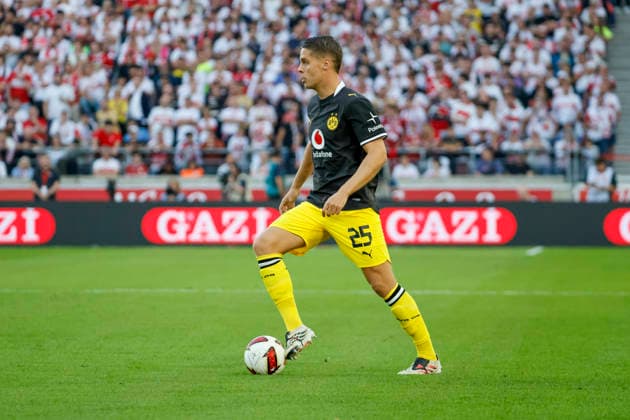 Joey Veerman (BVB Dortmund, 25) am Ball , Deutschland, Fussball, 1. Bundesliga, 4.Spieltag, 2026 2027, VfB Stuttgart vs. Borussia Dortmund, 19.09.2026, Stuttgart MHP Arena Deutschland Copyright: xGrantxHubbsx