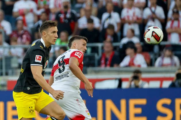 Nico Schlotterbeck (BVB Dortmund, 04) und Ermedin Demirovic (VfB Stuttgart, 09) im Kampf um den Ball , Deutschland, Fussball, 1. Bundesliga, 4.Spieltag, 2026 2027, VfB Stuttgart vs. Borussia Dortmund, 19.09.2026, Stuttgart MHP Arena Deutschland Copyright: xGrantxHubbsx