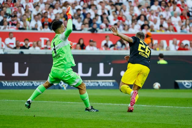 Fabian Bredlow (VfB Stuttgart, 01) und Julian Ryerson (BVB Dortmund, 26) im Zweikampf , Deutschland, Fussball, 1. Bundesliga, 4.Spieltag, 2026 2027, VfB Stuttgart vs. Borussia Dortmund, 19.09.2026, Stuttgart MHP Arena Deutschland Copyright: xGrantxHubbsx