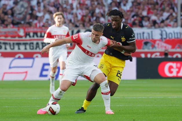 Im Bild: v.li. Ermedin Demirovic (VfB Stuttgart, 9) im Zweikampf gegen Joane Gadou (Borussia Dortmund, 22) 19.09.2026, VfB Stuttgart - Borussia Dortmund, 1. Bundesliga, 4. Spieltag, Deutschland, Stuttgart, MHP Arena, DFL REGULATIONS PROHIBIT ANY USE OF PHOTOGRAPHS AS IMAGE SEQUENCES AND OR QUASI-VIDEO. Copyright: HMBxMedia xJulienxBecker