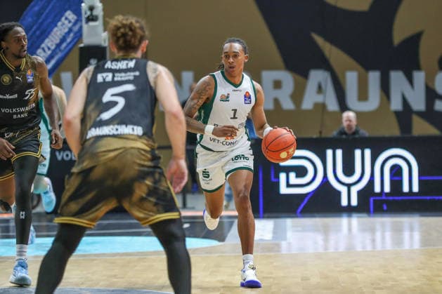 19.09.2026, xgox, Basketball - easyCredit BBL, Basketball Loewen Braunschweig - Gladitors Trier emspor, v.l. Austin Crowley (Trier, 1) am Ball, plays the ball Braunschweig
