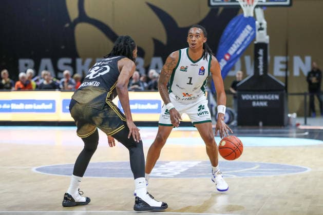 19.09.2026, xgox, Basketball - easyCredit BBL, Basketball Loewen Braunschweig - Gladitors Trier emspor, v.l. Chip Flanigan (Braunschweig, 30), Austin Crowley (Trier, 1) Zweikampf, Duell, Kampf, tackle Braunschweig